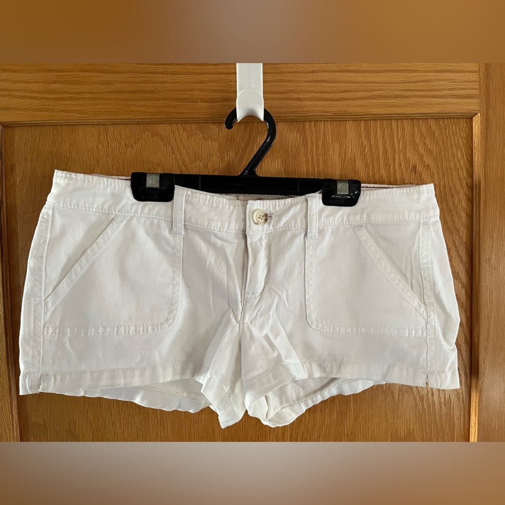 Hollister mini white shorts, size 5 spring summer neutral